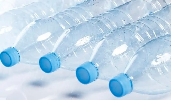 Veja quais são os riscos de beber água em garrafa de plástico para a saúde que ninguém nunca contou