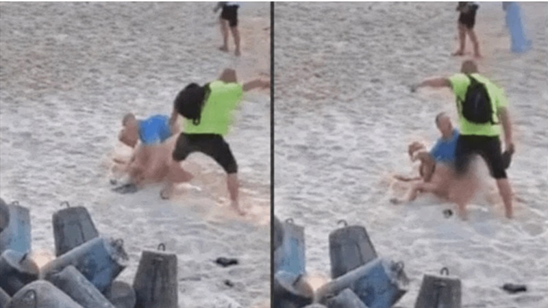 Homem furioso interrompe a chineladas casal na praia!